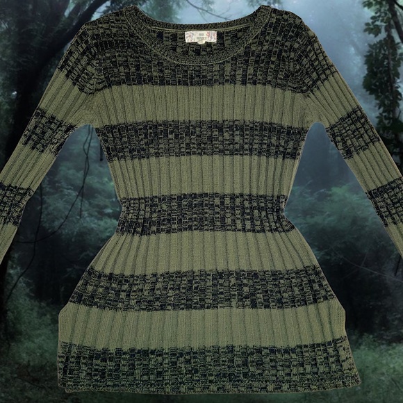 SOLD • striped green sweater - Picture 4 of 9